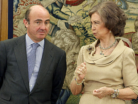La Reina, junto al ministro de Economía en una recepción reciente. | Efe