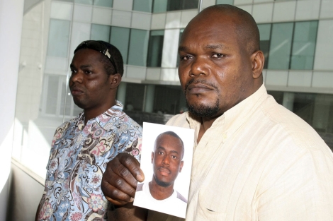 Familiares del joven nigeriano fallecido durante su traslado. | Morell