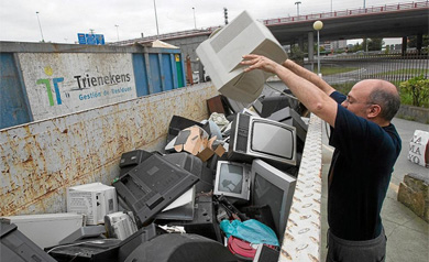 Un hombre deposita un televisor en un punto limpio. | Mitxi