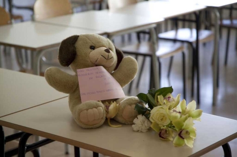 Un oso de peluche y unas flores en la clase de Melissa Bassi este lunes en Brindisi. | Afp Un oso de peluche y unas flores en la clase de Melissa Bassi este lunes en Brindisi. | Afp