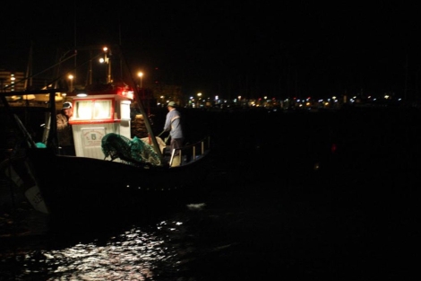 Pescadores de La Línea salen a faenar en aguas cercanas al Peñón. | EL MUNDO