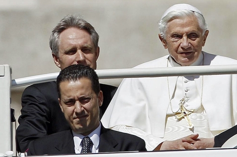 Paolo Gabriele, el ayudante de cámara del Papa (abajo).| Reuters
