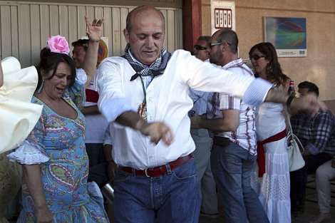José María del Nido baila por sevillanas en la pasada edición del Rocío. | J. M.