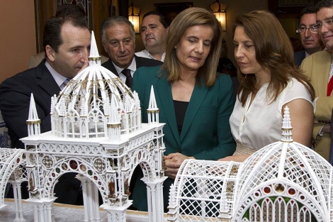 La ministra de Empleo, Fátima Báñez, visita el Ayuntamiento de Almonte. | J. Yáñez