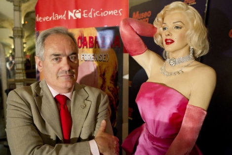 José Cabrera, con la figura de Marilyn en el Museo de Cera de Madrid. | Sergio González