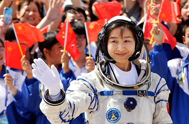 Liu Yang, momentos antes de entrar en la nave Shenzhou IX para el lanzamiento. | Reuters
