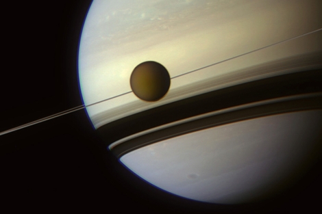 Imagen de Titán y Saturno captada por Cassini. | ESA