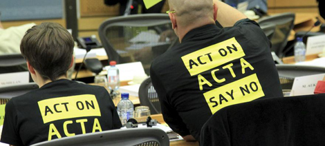 Parlamentaruos europeos visten camisetas contra ACTA el pasado martes. | Efe