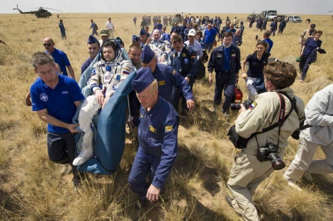 Los tripulantes de la Soyuz, tras su aterrizaje en Kazajistán. | Efe
