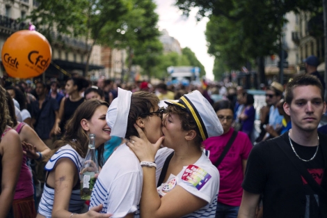 Una pareja durante la celebración del Día del Orgullo Gay en París. | Afp