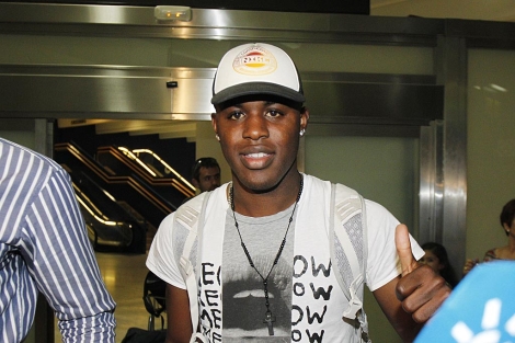 El delantero costarricense Joel Campbell, a su llegada al aeropuerto de San Pablo. | UES