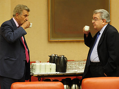 El presidente del Congreso, Jesús Posada, y el candidato Juan José González Rivas. | B. Díaz