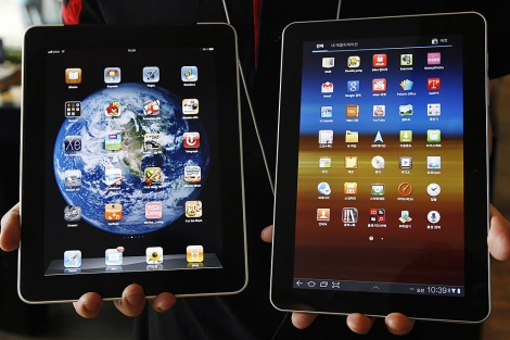 El iPad (izqda.) y la Samsung Galaxy 10.1 (dcha.). | Reuters