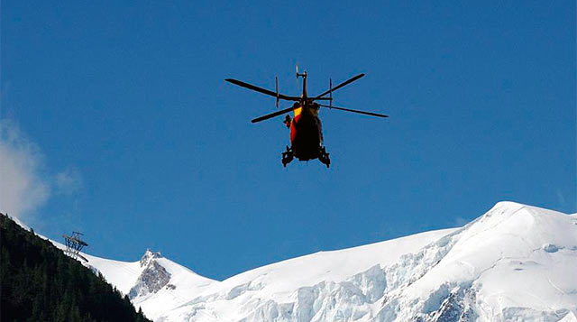 El helicóptero de rescate sobrevuela el Mont Blanc. El helicóptero de rescate sobrevuela el Mont Blanc. | Afp