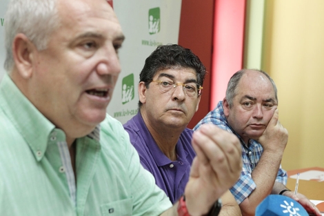 Diego Valderas, con Francisco Carbonero (CCOO) y Manuel Pastrana (UGT). | Conchitina