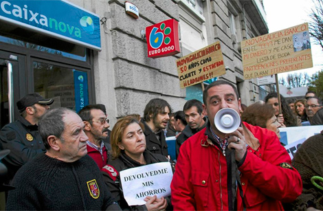 Protesta en la puerta de una sede de Novagalicia Banco. | EL MUNDO Protesta en la puerta de una sede de Novagalicia Banco. | EL MUNDO