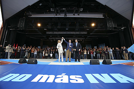Mariano Rajoy junto a Esperanza Aguirre, en 2010, en la campaña contra el IVA. | Diego Sinova