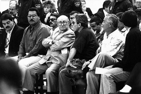 Acusados de la 'Operación Nécora', con Manuel Charlín de brazos cruzados. | L. Mangino Acusados de la 'Operación Nécora', con Manuel Charlín de brazos cruzados. | L. Mangino