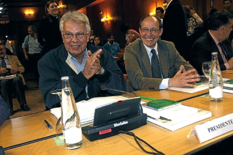 Felipe González, junto al entonces consejero Díaz Trillo, en su primera reunión del Consejo. Felipe González, junto al entonces consejero Díaz Trillo, en su primera reunión del Consejo.