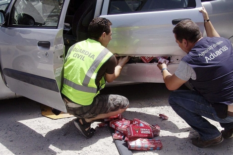 Dos agentes de la Guardia Civil en pleno registro de la 'Operación Elyxir'. | Guardia Civil Dos agentes de la Guardia Civil en pleno registro de la 'Operación Elyxir'. | Guardia Civil