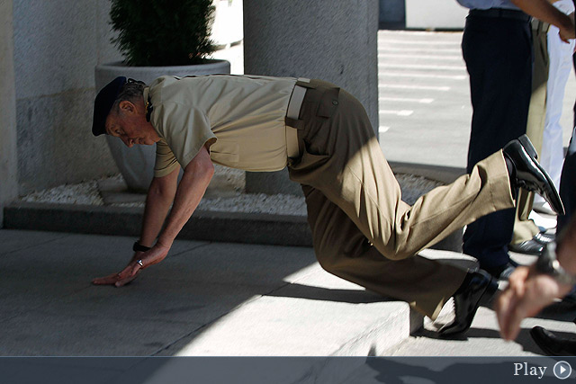 El rey Juan Carlos tropieza con un escalón en la sede del Estado Mayor de la Defensa. | Efe