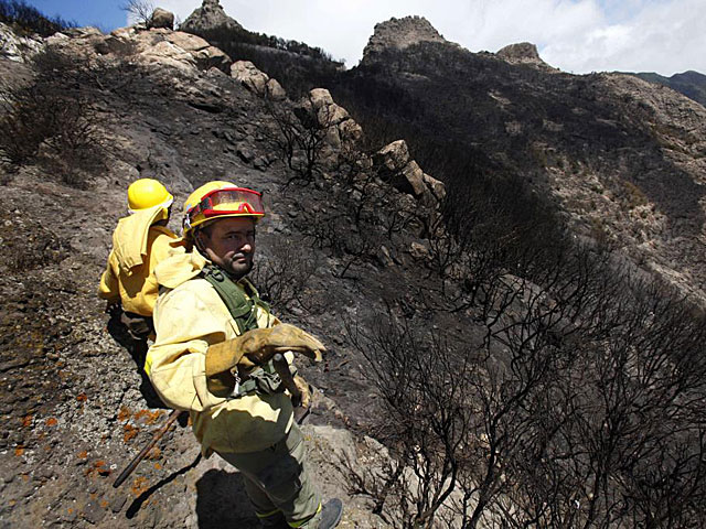 Dos bomberos en el incendio de La Gomera. Dos bomberos en el incendio de La Gomera. | Desiree Martín / Afp