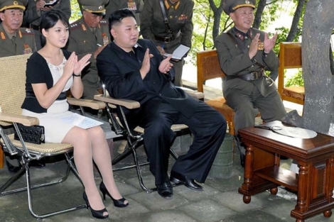 Kim Jong-Un, junto a su esposa. / AFP