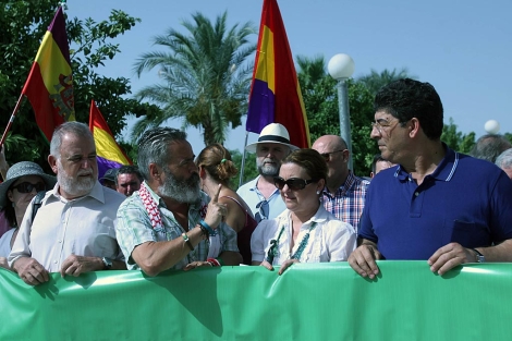 Gordillo charla con Valderas y la alcaldesa de Casares, en el acto de Blas infante. | E. Lobato Gordillo charla con Valderas y la alcaldesa de Casares, en el acto de Blas infante. | E. Lobato