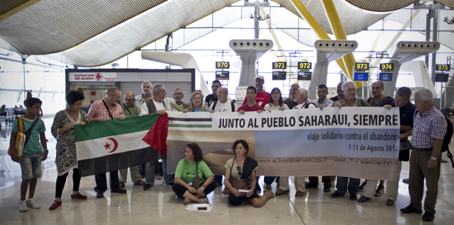 Los cooperantes, en una imagen de archivo, cuando partieron hacia los campamentos. | Efe