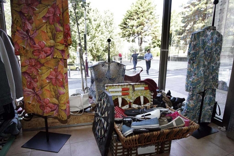 Interior de la tienda solidaria instalada en la calle Toledo del barrio del Calvario. | Rosa González