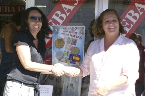 La directora de comercio de la Comunidad, Inés Gómez-Acebo, y la alcaldesa de El Álamo. | E. M. La directora de comercio de la Comunidad, Inés Gómez-Acebo, y la alcaldesa de El Álamo. | E. M.