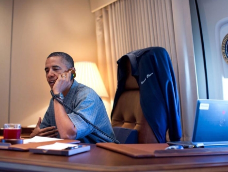 Barack Obama hablando con el equipo responsable de 'Curiosity'. | Pete Souza