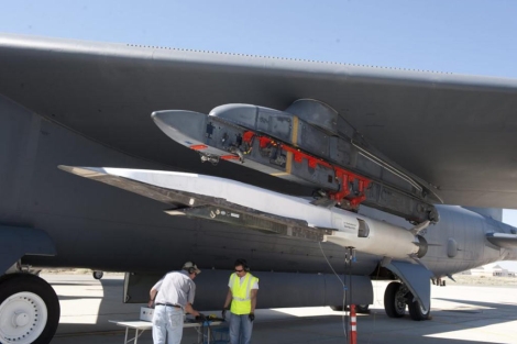 Avión no tripulado X-51A Waverider debajo del ala de un bombardero B-52. | Efe