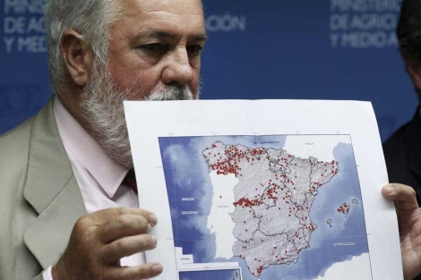 El ministro Arias Cañete muestra un mapa con los incendios de este año. | Efe