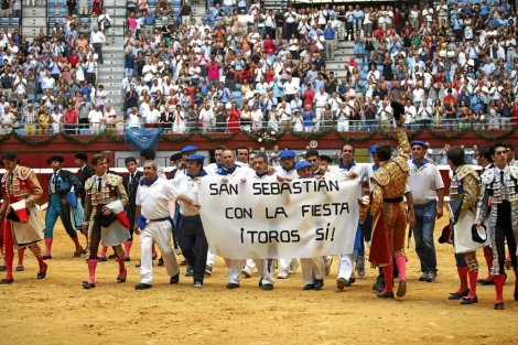 Toreros y areneros piden la continuidad de los toros en Illumbe. | Jon Corostola