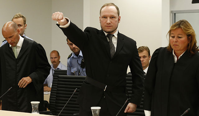 Breivik ejecutó una vez más el saludo extremista al llegar a la sala VER MÁS IMÁGENES. | Reuters