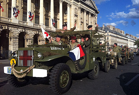 Desfile de época en la plaza de la Concordia de París en el 68 aniversario. | Afp