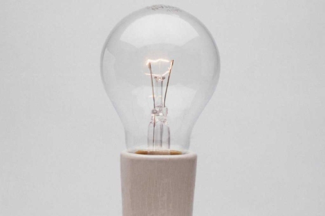 Edison comercializó, aunque no inventó, la bombilla incandescente en 1879. | Corbis