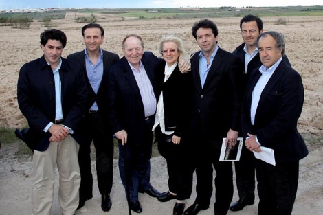 Adelson, (3º por la izquierda) el pasado mayo en Madrid.