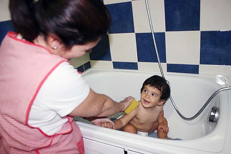 Duchando a una de las pequeñas. | M.C. Duchando a una de las pequeñas. | M.C.