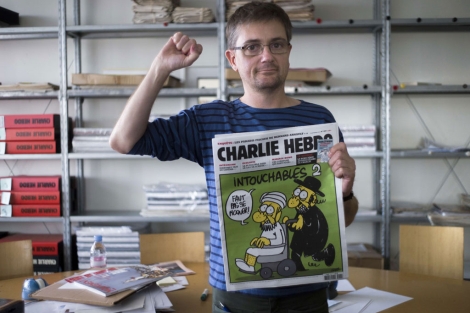 El director de la revista francesa 'Charlie Hebdo' con la publicación. | Afp