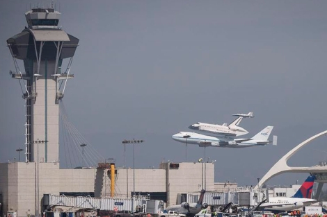 El 'Endeavour', acoplado a un Boeing 747, sobre el aeropuerto de Los Ángeles. | NASA