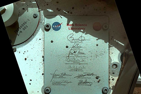 La firma de Obama, en la placa del Curiosity. | NASA