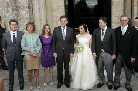 Feijoo, las esposas de Gallardón y Rajoy, el presidente, los novios y el ministro. | Efe ÁLBUM