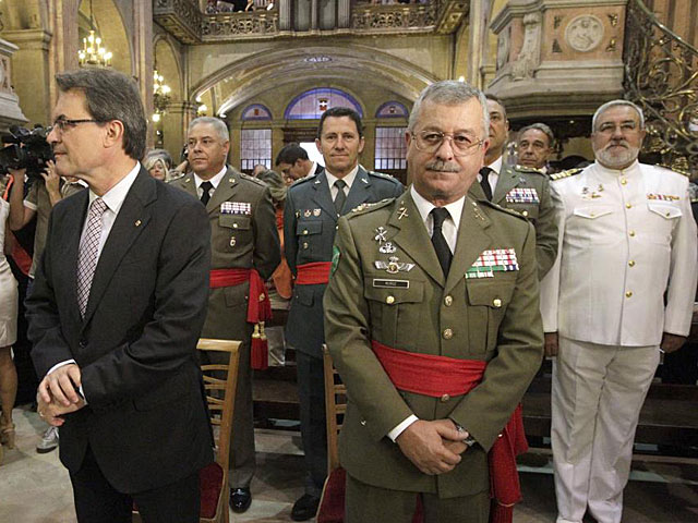 Artur Mas, junto a representantes del Ejército, en la misa de la Mercé. | Antonio Moreno