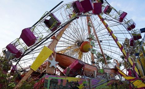 Estado en el que ha quedado la noria de Gandía tras el temporal. | Efe