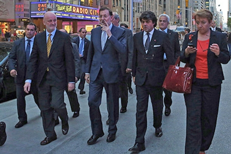 Mariano Rajoy fumando un puro en la Sexta Avenida. | Foto: Jonan Basterra