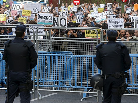 Policías antidisturbios vigilan la manifestación del pasado sábado. | Juan Carlos Hidalgo / Efe