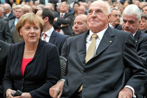 Helmut Kohl junto a Angela Merkel, en un homenaje al emblemático dirigente, la semana pasada. | Afp