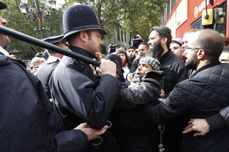 Policías mantienen el orden ante los seguidores de Hamza, a las puertas de la Corte de Londres. | Reuters